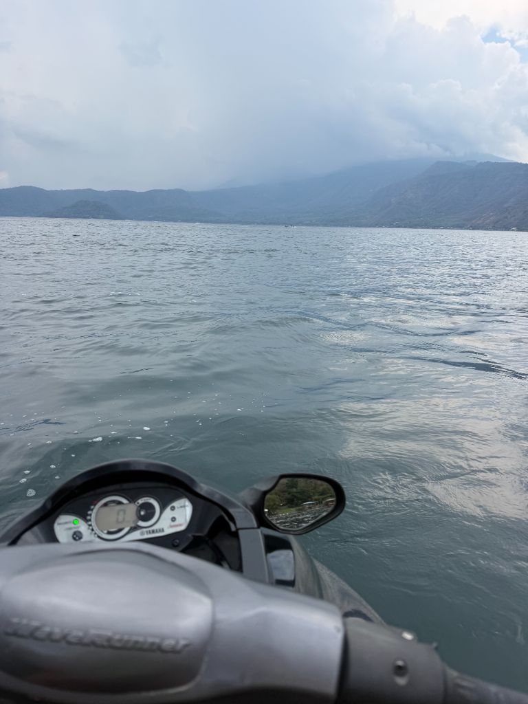 Jet ski en Lake Coatepeque